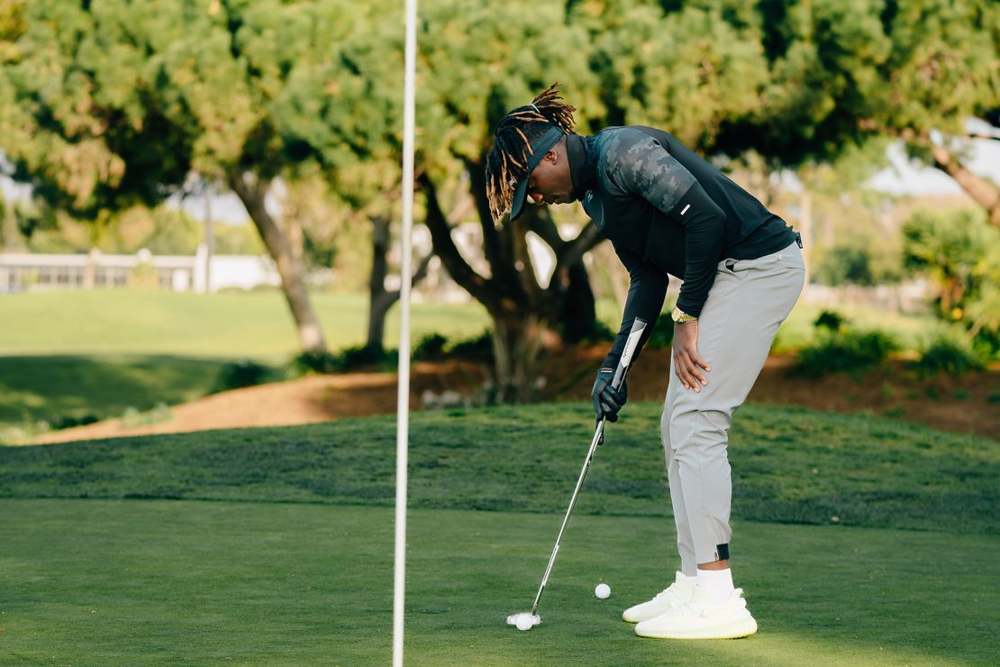 Paul-Gindiri showcases his one-handed putting technique.