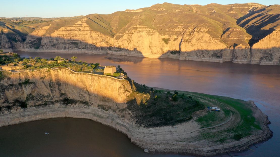 Laoniuwan, where the Great Wall and the Yellow River meet. 