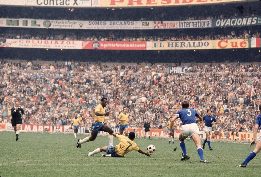 Pelé in action against Italy in the 1970 World Cup final.