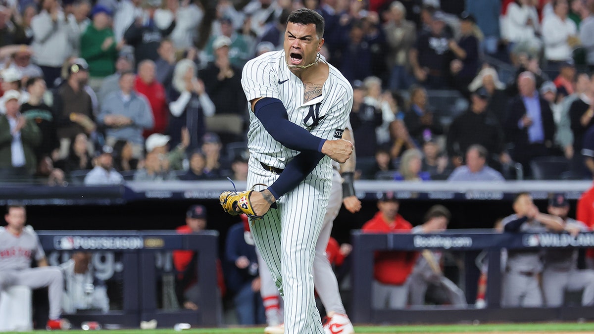 Fernando Cruz going to dugout